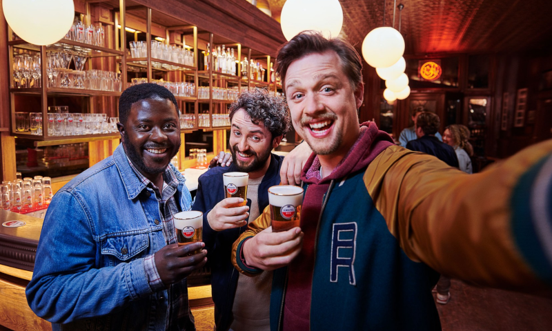 Amstel brengt iconische drie vrienden terug in nieuwe campagne